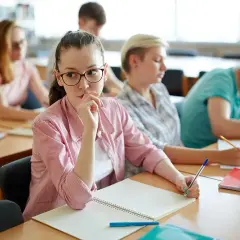Jakimi słowami zacząć rozprawkę, aby zaskoczyć czytelnika?