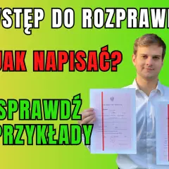 Młody mężczyzna w białej koszuli trzyma dwa świadectwa szkolne na tle zielono-żółtego gradientu z tekstem.
