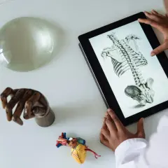 Jakie studia po biol chemie? Odkryj najlepsze kierunki dla Ciebie