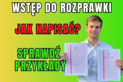 Młody mężczyzna w białej koszuli trzyma dwa świadectwa szkolne na tle zielono-żółtego gradientu z tekstem.
