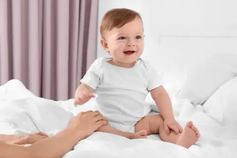 Jak dziecko uczy się siadać - kluczowe etapy i pomocne wskazówki