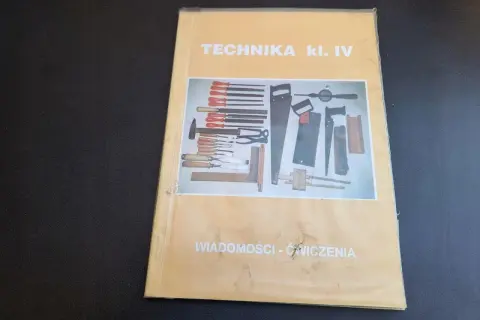 Okładka zeszytu do techniki z narzędziami: piły, dłuta, młotek, pilniki.