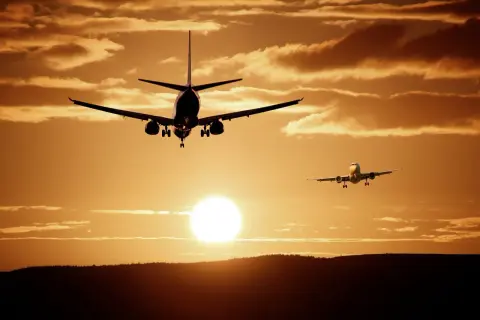 Dlaczego samolot lata? Odkryj tajemnice fizyki i aerodynamiki