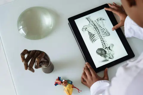 Jakie studia po biol chemie? Odkryj najlepsze kierunki dla Ciebie