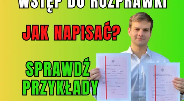 Młody mężczyzna w białej koszuli trzyma dwa świadectwa szkolne na tle zielono-żółtego gradientu z tekstem.