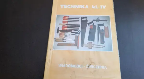 Okładka zeszytu do techniki z narzędziami: piły, dłuta, młotek, pilniki.